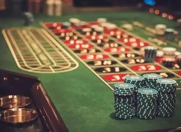 Aplikasi mobile api33 menampilkan kasino live, slot games, dan sportsbook di layar Android dan iOS